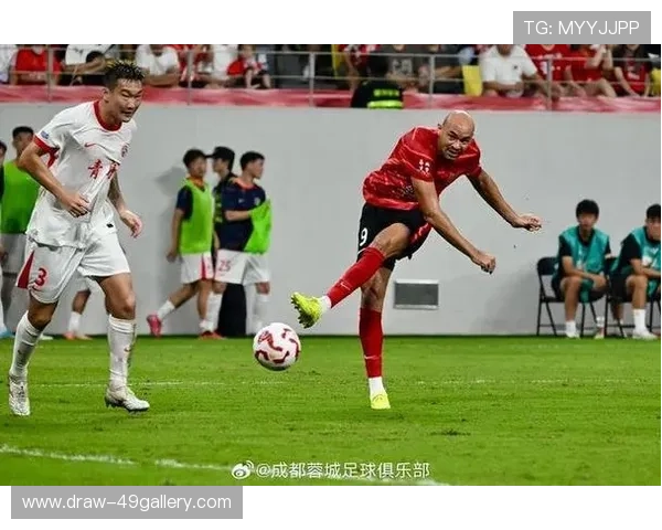 与足球巨星零距离碰拳瞬间 感受全场震撼与激情碰撞 与足球巨星零距离碰拳瞬间 感受全场震撼与激情碰撞